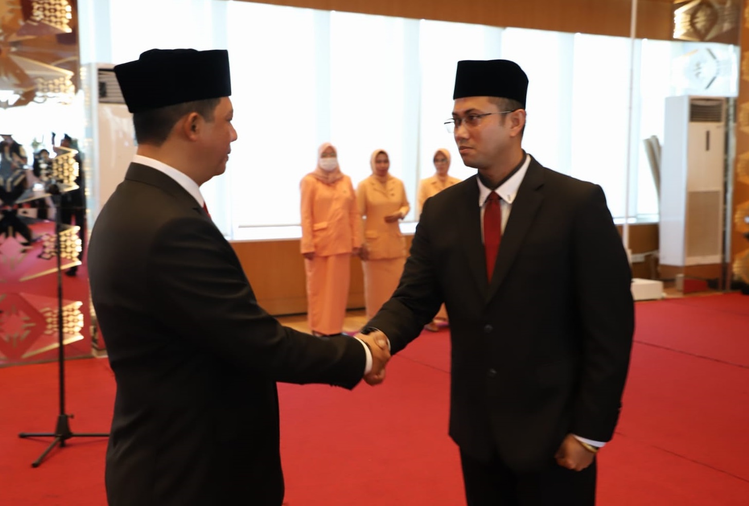 Kepala BNPB Letjen TNI Suharyanto memberikan selamat kepada pejabat yang dilantik saat pelantikan Dua Belas Pejabat Administrator di Lingkungan BNPB pada Senin (12/6).